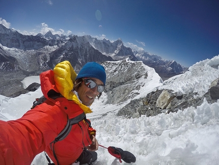 Hervé Barmasse, lo Shisha Pangma e il fascino dell'alpinismo incerto - Hervé Barmasse durante una salita dell'Island Peak 6200m in Nepal
