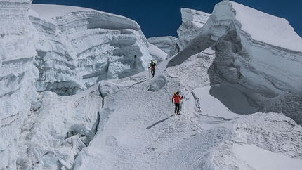 Hervé Barmasse, lo Shisha Pangma e il fascino dell'alpinismo incerto - Hervé Barmasse e Ueli Steck sull'Island Peak (6200m) la montagna che durante il mese di febbraio è servita come pista di allenamento in un percorso lungo 25 km