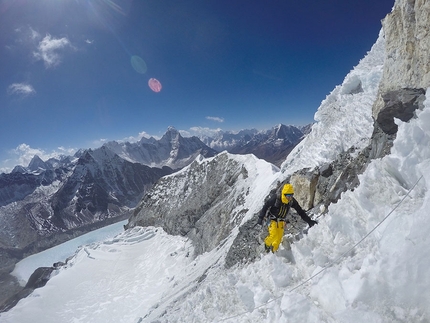 Hervé Barmasse, Shisha Pangma - Hervé Barmasse climbing a ridgeline