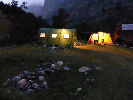 Kirghizistan 2016, Pamir Alai, Gianni Ghiglione, Marina Giordano, Roberto Romano, Gianfranco Patrucco - Campo Base notturno