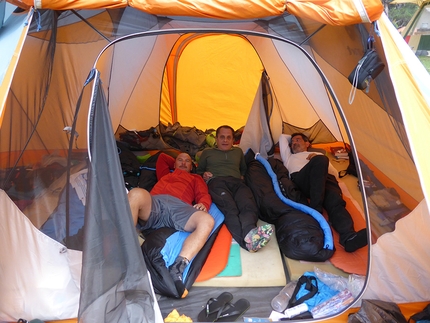 Kirghizistan 2016, Pamir Alai, Gianni Ghiglione, Marina Giordano, Roberto Romano, Gianfranco Patrucco - Relax al Campo Base