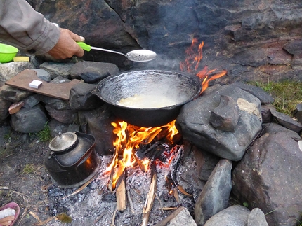 Kirghizistan 2016, Pamir Alai, Gianni Ghiglione, Marina Giordano, Roberto Romano, Gianfranco Patrucco - Si cucina