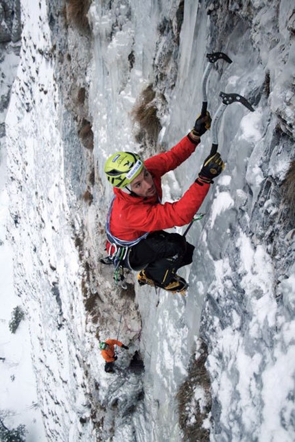 Gratta e vinci - Florian Riegler on the thin 4th pitch of Gratta e vinci (120m, M10, WI 5) Passo delle Pedale/Mendola, Italy