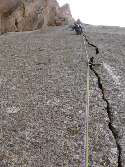 Kirghizistan 2016, Pamir Alai, Gianni Ghiglione, Marina Giordano, Roberto Romano, Gianfranco Patrucco - Small Asan Mille papaveri rossi: ottavo tiro, 7b+