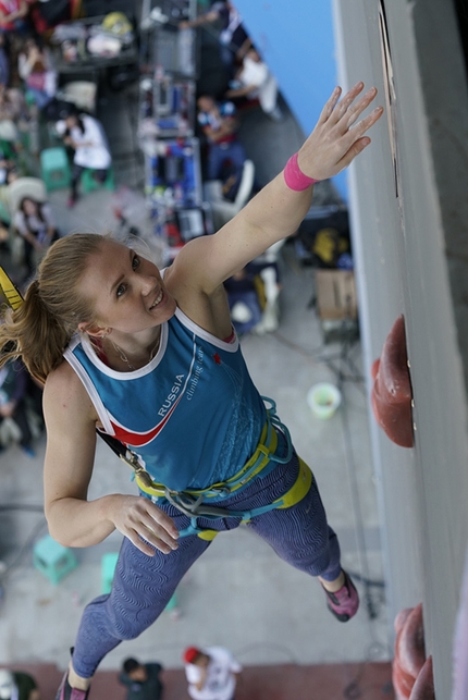 Coppa del Mondo Boulder 2017 - Iuliia Kaplina stabilisce un nuovo record mondiale durante la prima tappa della Coppa del Mondo Speed 2017 a Chongqing in Cina, fermando il cronometro dopo 7.46 secondi 