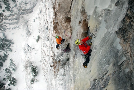 Gratta e vinci - The Riegler brothers climbing Gratta e vinci (120m, M10, WI 5) Passo delle Pedale/Mendola, Italy