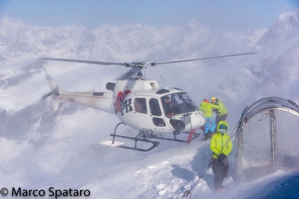 Trofeo Mezzalama 2017 dentro l’azione - Il pilota Alex Busca posiziona le guide sul Castore