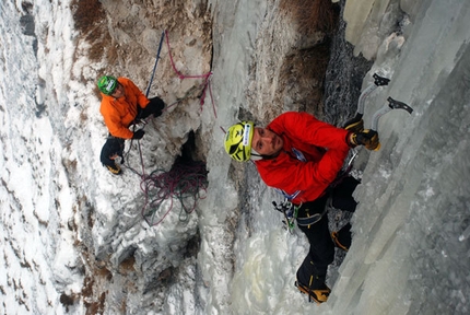 Gratta e vinci - Florian Riegler alla partenza del 4 tiro di Gratta e vinci (120m, M10, WI 5) Passo delle Pedale/Mendola