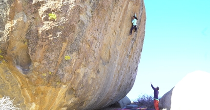 Nina Williams, Ambrosia, Buttermilks, Bishop - Nina Williams effettua la prima salita femminile del boulder highball Ambrosia (V11, 8A) ai Buttermilks di Bishop