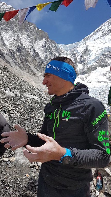 Ueli Steck, traversata Everest - Lhotse - Ueli Steck al Campo Base dell'Everest