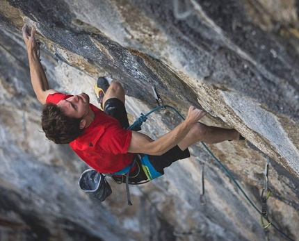 Stefano Ghisolfi - Stefano Ghisolfi su One Punch 9a+ nella falesia di Laghel, Arco