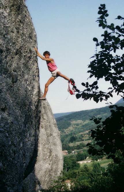 Bagnasco, arrampicata, Piemonte - Giovanni Massari giocando slegato su Repetita nel 1986