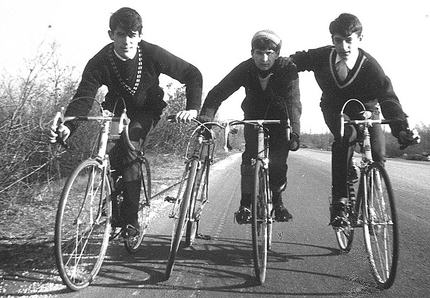 Enzo Cozzolino. Il ricordo che si trova, il ricordo che si lascia. Di Flavio Ghio - Enzo Cozzolino (a sx) in bici (a dx suo fratello). La prima volta che Enzo Cozzolino vide la Val Rosandra fu durante questi giri in bici