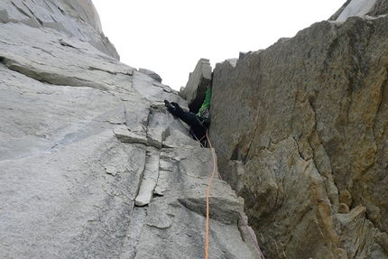 Torres del Paine - Much Mayr sale la prima difficile fessura off-width di Waiting for Godot (750m, 7b) Torres del Paine, Patagonia.