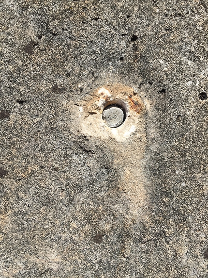 Arrampicata, chiodare, richiodare, spit - Rimozione con una barra d'acciaio del moncone del vecchio spit fix