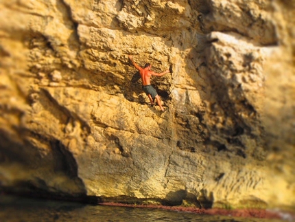 Arrampicare a Ibiza - Alessandro Barbato arrampica sul Psicobloc a Ibiza