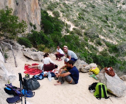 Arrampicare a Ibiza - La spiaggia ai piedi della parete di Buda