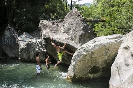 Poggio Umbricchio, boulder, Abruzzo - Poggio Umbricchio in Abruzzo - durante il Caduta Massi Boulder Party 2016