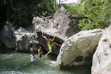 Poggio Umbricchio, bouldering, Abruzzo, Italy - During the Caduta Massi Boulder Party 2016 in Abruzzo