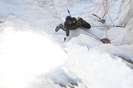 Dave Birkett - Dave Birkett durante la prima salita di Never Ever Say Never, Scafell Buttress, Lake District, Inghilterra.