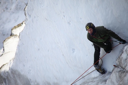 Dave Birkett - Dave Birkett durante la prima salita di Never Ever Say Never, Scafell Buttress, Lake District, Inghilterra.