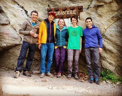 Alexander Megos - Alexander Megos a Gravere in Val di Susa dopo il suo 9a a-vista, insieme a Pietro Bassotto, Claudia Ghisolfi, Davide Bassotto e Marcello Bombardi