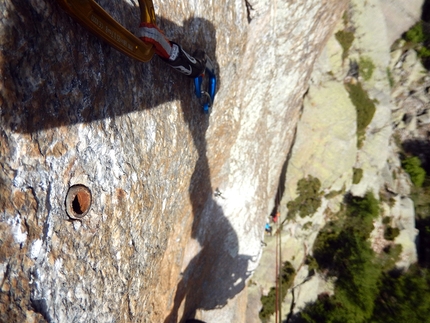 Valle Orco, Caporal, Via della Rivoluzione, Enrico Bonino - Il bussolotto di un vecchio spit piantato a mano sulla Via della Rivoluzione al Caporal in Valle dell'Orco