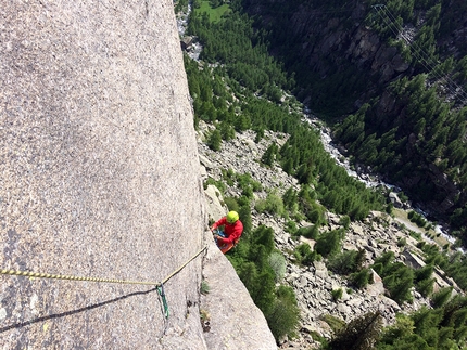 Valle Orco, Caporal, Via della Rivoluzione, Enrico Bonino - Max Lucco al termine del traverso del terzo tiro della Via della Rivoluzione al Caporal in Valle dell'Orco