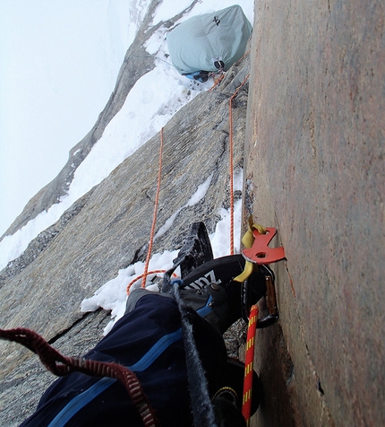 Marek Raganowicz, Isola di Baffin - Marek Raganowicz durante la prima salita di MantraMandala, parete est di The Ship's Prow, Isola di Baffin