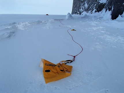 Marek Raganowicz, Baffin Island - Evidence of night plays of some polar bear.