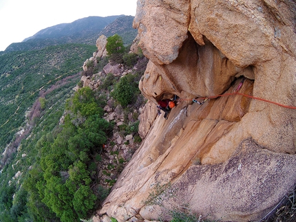 Monte Acutzu Sarrabesu arrampicata trad Sardegna - Fabio Erriu su Il viale del Tramonto a Monte Acutzu Sarrabesu