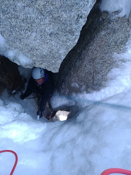 Red Devils, Aiguille du Midi, Monte Bianco, Jeff Mercier - Durante la prima salita di Red Devils, parete nord-ovest dell'Aiguille du Midi, Monte Bianco (Jeff Mercier, David Autheman, Lucien Boucansaud, Gérémy Rakowski)