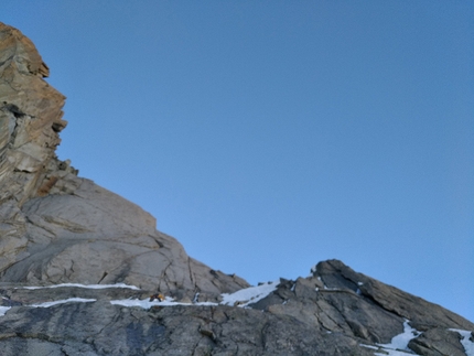 Red Devils, Aiguille du Midi, Monte Bianco, Jeff Mercier - Durante la prima salita di Red Devils, parete nord-ovest dell'Aiguille du Midi, Monte Bianco (Jeff Mercier, David Autheman, Lucien Boucansaud, Gérémy Rakowski)