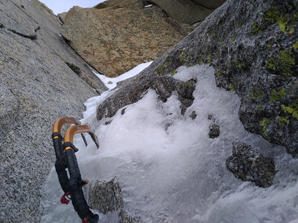 Red Devils, Aiguille du Midi, Monte Bianco, Jeff Mercier - Durante la prima salita di Red Devils, parete nord-ovest dell'Aiguille du Midi, Monte Bianco (Jeff Mercier, David Autheman, Lucien Boucansaud, Gérémy Rakowski)