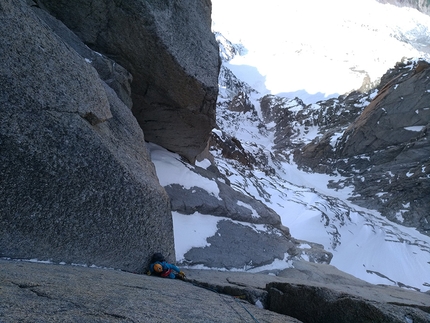 Red Devils, Aiguille du Midi, Monte Bianco, Jeff Mercier - Durante la prima salita di Red Devils, parete nord-ovest dell'Aiguille du Midi, Monte Bianco (Jeff Mercier, David Autheman, Lucien Boucansaud, Gérémy Rakowski)