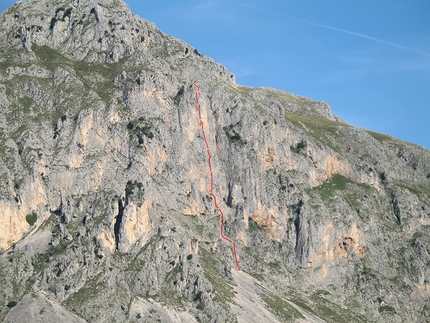 Ritorno al passato, Rocca Traura, Parco dei Nebrodi, Massimo Flaccavento, Giorgio Iurato, Arturo Latina - La linea di Ritorno al passato sulla parete sud-ovest di Rocca Traura, Parco dei Nebrodi, Sicilia (Massimo Flaccavento, Giorgio Iurato, Arturo Latina)