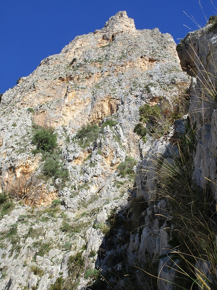 Ritorno al passato, Rocca Traura, Parco dei Nebrodi, Massimo Flaccavento, Giorgio Iurato, Arturo Latina - Il pilastro sud-ovest di Rocca Traura in Sicilia dove corre la via Ritorno al passato