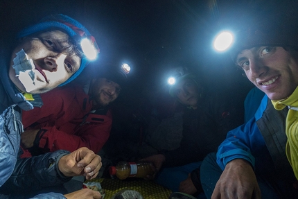 Ricordi nebbiosi, Cima della Busazza, Civetta, Dolomiti - Durante la prima salita di Ricordi nebbiosi, Cima della Busazza, Dolomiti (Giorgio Travaglia, Martin Dejori, Titus Prinoth, Alex Walpoth 02-03/08/2016)