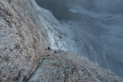 Ricordi nebbiosi, Cima della Busazza, Civetta, Dolomiti - Durante la prima salita di Ricordi nebbiosi, Cima della Busazza, Dolomiti (Giorgio Travaglia, Martin Dejori, Titus Prinoth, Alex Walpoth 02-03/08/2016)