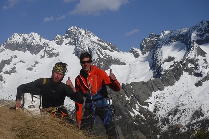 King of the Bongo, Qualido, Val di Mello, Silvestro Franchini, Tomas Franchini - Silvestro Franchini e Tomas Franchini in cima, dopo la loro ripetizione di King of the Bongo, Qualido, Val di Mello