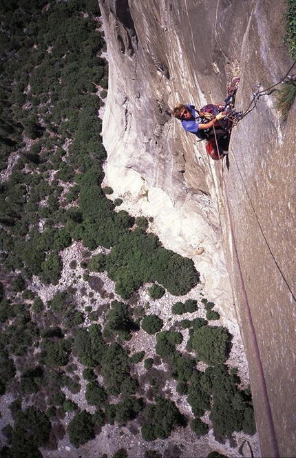 Adrift, El Capitan, Yosemite, Peter Zabrok, Sean Warren - Steve Quinlan durante la prima salita di Adrift, El Capitan, Yosemite, aperta nel 1994 insieme a Paul Pritchard