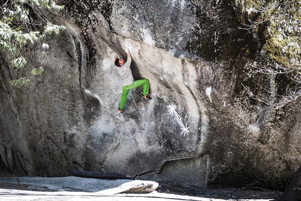 Midnight Lightning, the legendary boulder problem in Yosemite