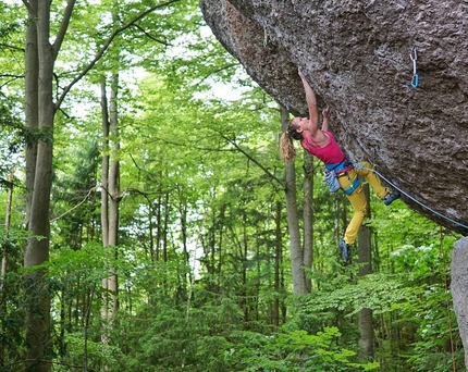 Claudia Ghisolfi, Frankenjura - Claudia Ghisolfi sale in stile flash  Slimline (8a+) in Frankenjura, la famosa via subito a destra di Action Directe