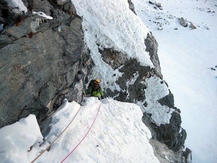 Punta Khanchhya - Dawa Peak - Enrico in uscita dal terzo tiro di M’han dato 5 al modulo di misto