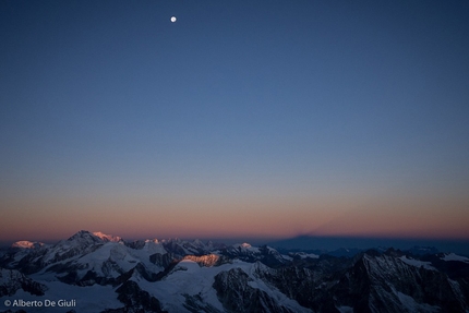 Wandfluegrat, Cresta Sud della Dent Blanche - Dent Blanche Wandfluegrat: la luna e l'inconfondibile ombra del Monte Bianco all’orizzonte.