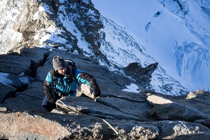 Wandfluegrat, Dent Blanche South Ridge - Dent Blanche Wandfluegrat: on the cracked slab above Gran Gendarme