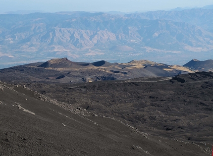 Etna, Sicilia, Vulcani da vivere, Massimo Flaccavento - Monte Etna: l'escursione lungo il versante nord est del vulcano, per la Serra delle Concazze ai Pizzi Deneri, 2847m