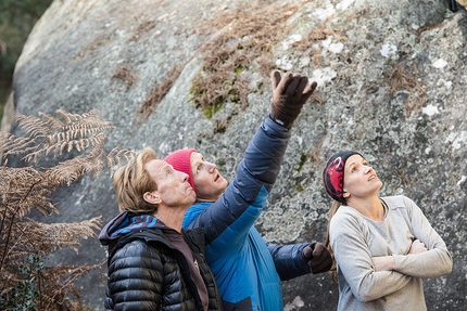 C'était demain, Fontainebleau, boulder, Jacky Godoffe, Jakob Schubert, Anna Stöhr - Jacky Godoffe, Jakob Schubert e Anna Stöhr sotto C'était demain 8A a Fontainebleau in Francia