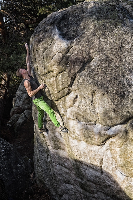 C'était demain, Fontainebleau, boulder, Jacky Godoffe, Jakob Schubert, Anna Stöhr - Jakob Schubert climbing C'était demain 8A at Fontainebleau, France