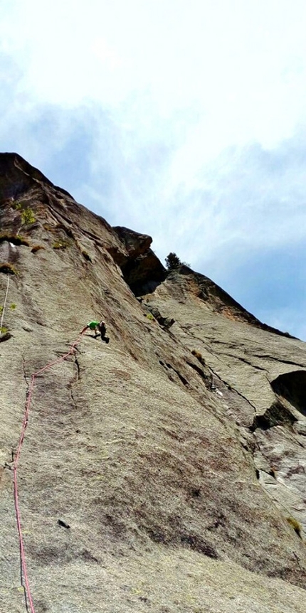 Val di Mello, Precipizio degli Asteroidi, Olandese volante, Simone Pedeferri, Luca Schiera - Simone Pedeferri e Luca Schiera durante l'apertura e prima libera di 'Olandese volante' (370m, 7c+/8a), Precipizio degli Asteroidi, Val di Mello, giugno 2017